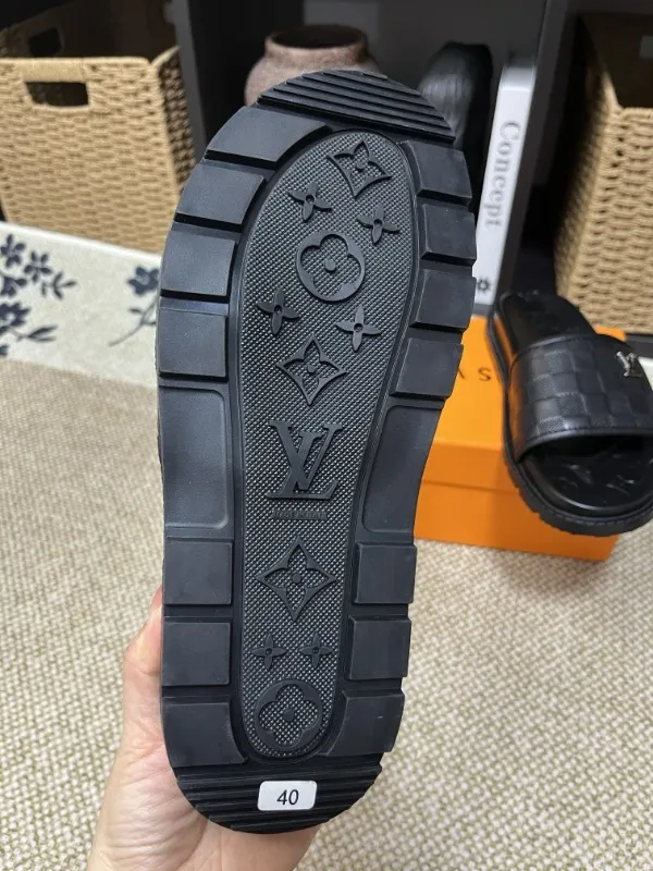 P270🏆Louis Vuitton 🏆[Louis Vuitton] Spring/Summer 2025 [Men's Flip Flops] 🎯🎯As an active family in the fashion industry ⭐ Lv is characterized by bold innovation ⚡Create this casual business style for Chinese fashionable men ✨The fabric is made of imported high-grade cowhide 🔥 Clean and neat ⚡Fashionable and elegant🌹Breathable, sweat-absorbent and deodorant👈So luxurious, high-end and domineering. 👍Must be sold if you repost the picture. Number of yards: 38--46. Color: 🎉 For large quantities. Welcome to repost.